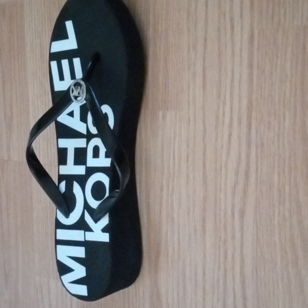 New MK Flip flops - Picture 3 of 5